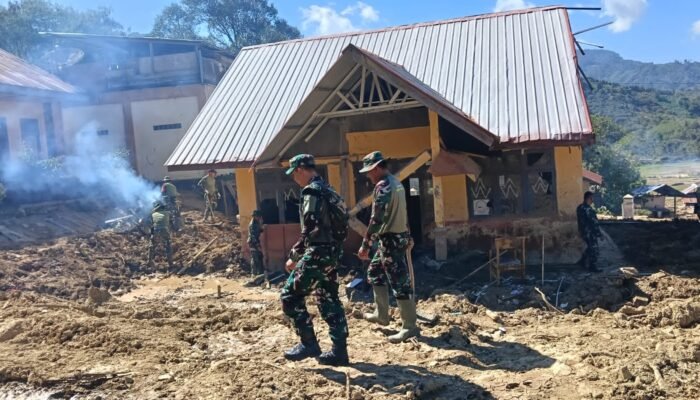 Kodim 0106 Aceh Tengah Bersihkan SD Negeri 11 Pegasing Aceh Tengah