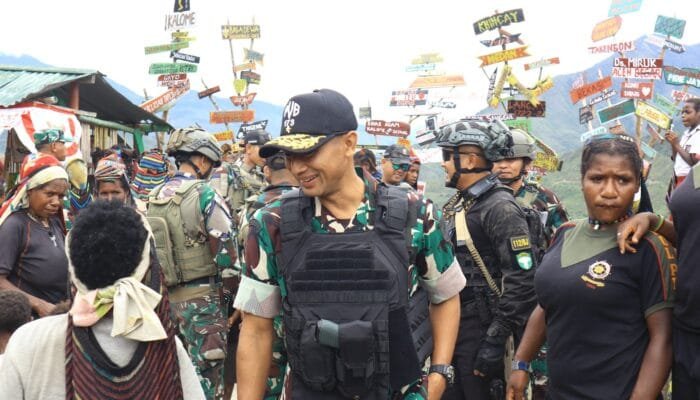 TNI Berbagi Kasih untuk Warga Kampung Kalome