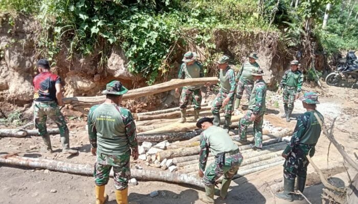 Prajurit TNI dan Warga Gotong Royong Bangun Jembatan Darurat di Timang Gajah Bener Meriah