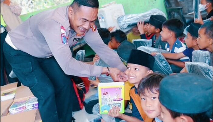 Satlantas Polres Aceh Tamiang Salurkan Bantuan Pendidikan bagi Pelajar Terdampak Banjir