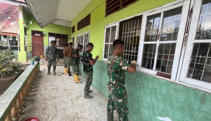 Rusak Diterjang Banjir, Prajurit Yonif 899 Renovasi SDN 1 Tualang Cut