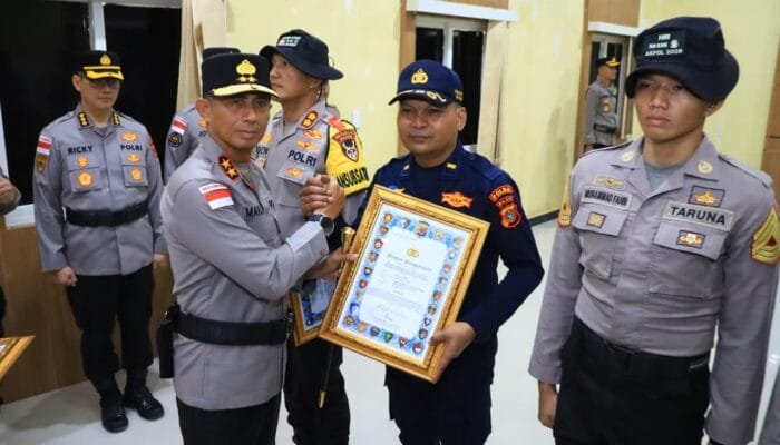 Kapolda Aceh Beri Penghargaan Taruna Akpol dan Personel Polda Aceh atas Aksi Kemanusiaan Pascabencana Aceh Tamiang