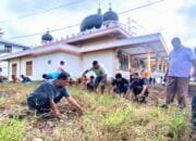 Sambut Ramadhan, Warga Lhok Aman Gotong Royong Bersihkan Masjid