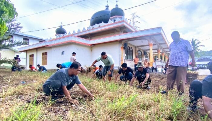 Sambut Ramadhan, Warga Lhok Aman Gotong Royong Bersihkan Masjid