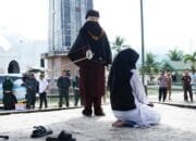 Tujuh Pelaku Pesta Miras dan Seks di Aceh Besar Jalani Hukuman Cambuk