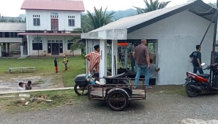 Warga Gampong Lamkruet Gotong Royong Bersihkan Meunasah Sambut Ramadan