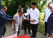 Wabup Aceh Besar Serahkan Bantuan Darurat untuk Korban Kebakaran di Darussalam