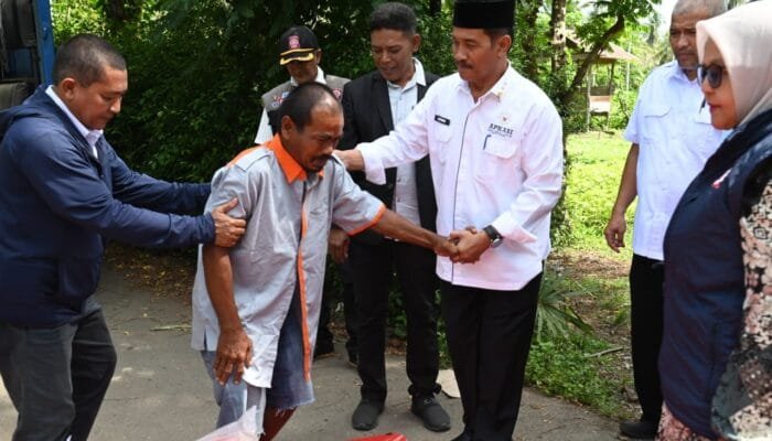 Wabup Aceh Besar Serahkan Bantuan Darurat untuk Korban Kebakaran di Darussalam