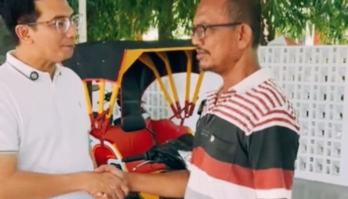 Ketua DPRK Banda Aceh Bantu Warga Penyintas Stroke, Serahkan Becak Motor untuk Penopang Ekonomi Keluarga