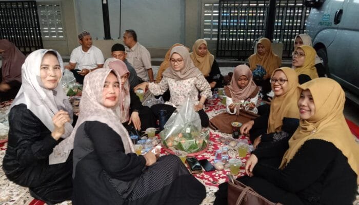 Nasi Tumpeng Warnai Kebersamaan Nakes Puskesmas Lhoknga Saat Berbuka Puasa