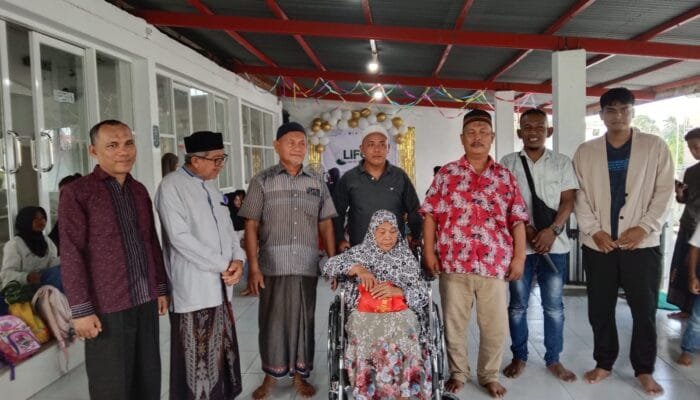 Warga Leu Ue Terima Bantuan Kursi Roda dan Tongkat dari Dinas Sosial Aceh Besar