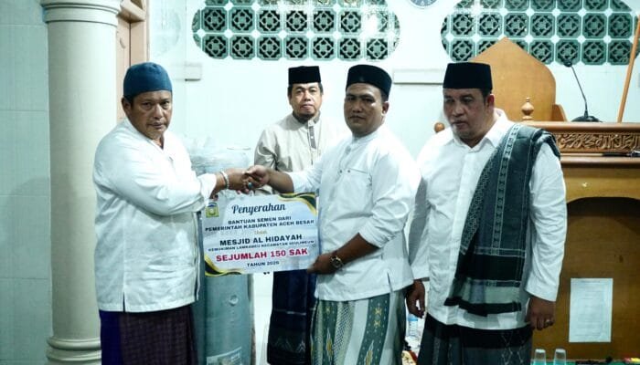 Pemkab Aceh Besar Serahkan 150 Sak Semen dan Sajadah untuk Masjid Al Hidayah Lamkabeu