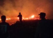 Tumpukan Kayu Sisa Banjir Terbakar, Babinsa dan Warga Bahu-Membahu Padamkan Api