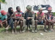 Patroli Humanis di Intan Jaya, Satgas Ops Damai Cartenz Duduk dan Berdialog dengan Warga