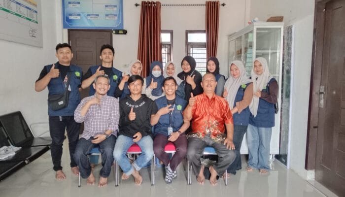 Mahasiswa KKN Unaya di Gampong Leu Ue Dapat Pembekalan Kerja dari Mantan Pejabat BI