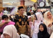 Keuchik Lamteumen Timur Ajak Puluhan Anak Yatim Berburu Baju Lebaran