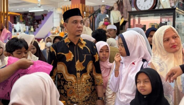 Keuchik Lamteumen Timur Ajak Puluhan Anak Yatim Berburu Baju Lebaran