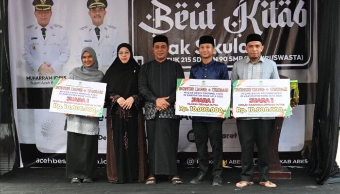 Syech Muharram Serahkan Bonus Uang dan Hadiah Umrah untuk Peraih Juara MTQ yang Harumkan Nama Aceh Besar