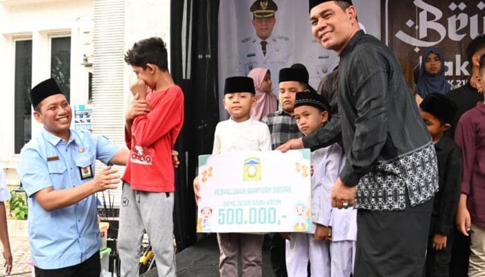 Bupati Aceh Besar Serahkan Santunan untuk 4.800 Anak Yatim