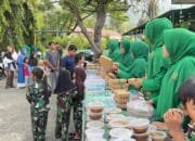 Taburkan Kebaikan di Bulan Suci, Persit KCK Cabang XXX Yonif 112 DJ Bagikan Takjil