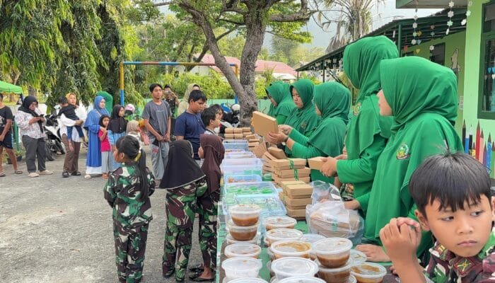 Taburkan Kebaikan di Bulan Suci, Persit KCK Cabang XXX Yonif 112 DJ Bagikan Takjil