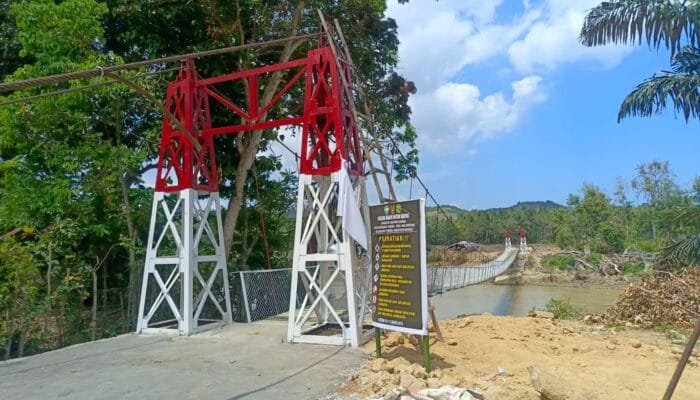 TNI dan Warga Rampungkan Pembangunan Jembatan Perintis Meunasah Krueng Bireuen