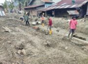 TNI dan Warga Bersihkan Parit di Desa Jati Sara Aceh Tenggara