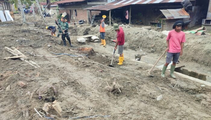 TNI dan Warga Bersihkan Parit di Desa Jati Sara Aceh Tenggara