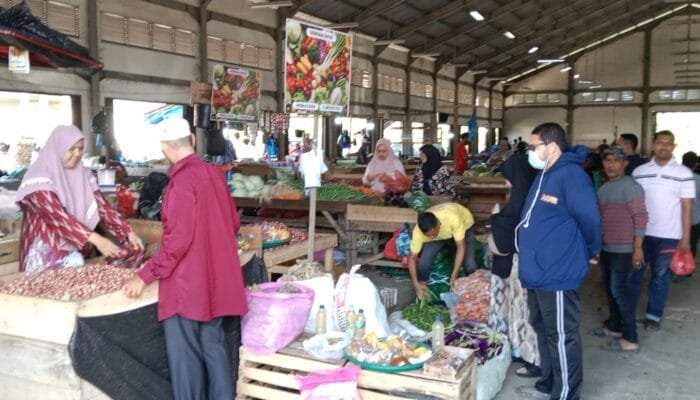 Jelang Meugang Idul Fitri Pasar Induk Lambaro Dipadati Warga