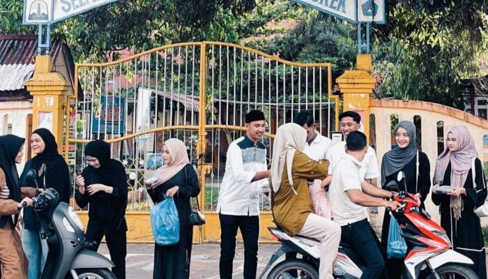Mahasiswa Meukek Turun ke Jalan, IPAMAS Bagikan Takjil Gratis