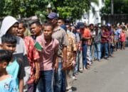 Seribuan Warga Padati Meuligoe Gubernur Aceh Terima Uang THR dari Mualem