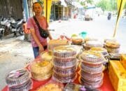 Berkah Idul Fitri, Pedagang Kue di Lambaro Raup Keuntungan Besar