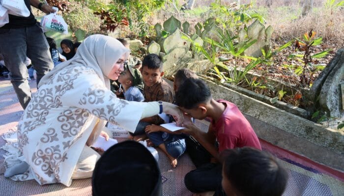 Kak Na Mudik ke Seunuddon, Santuni Anak Yatim dan Ziarah ke Makam Keluarga