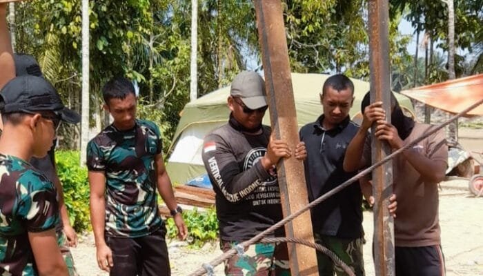 Prajurit TNI Masih Bekerja Keras Bangun Jembatan Gantung Garuda di Aceh Tamiang