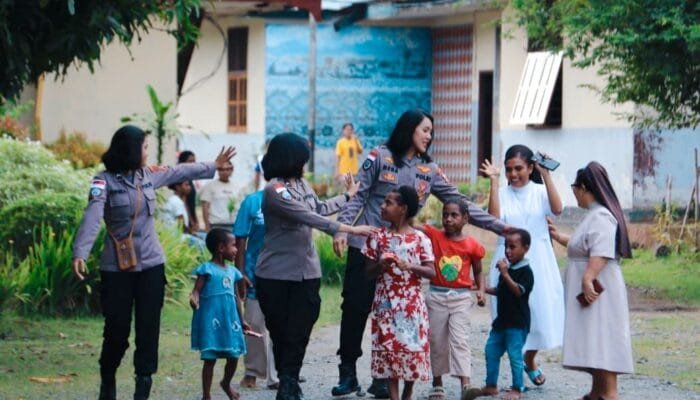 Senyum Anak Papua Menyambut Satgas Damai Cartenz yang Datang Membawa Harapan