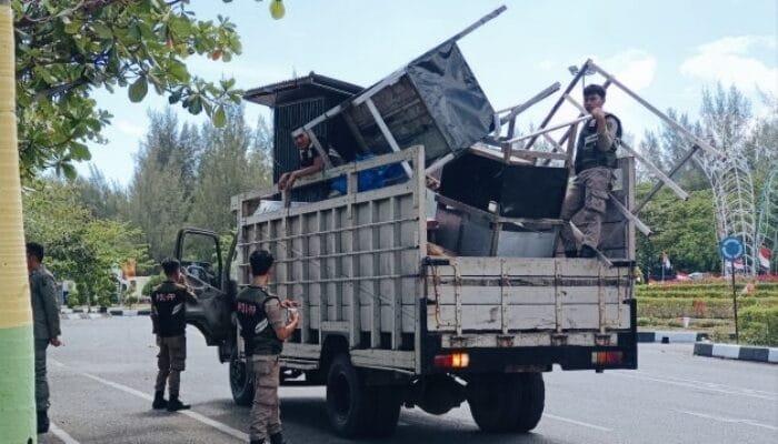 Satpol PP-WH Banda Aceh Sita Lapak PKL Terlantar