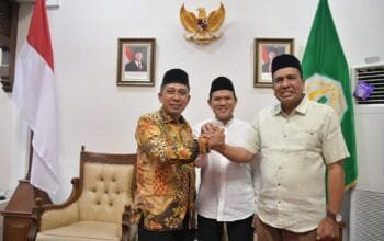 Dimediasi Wagub Fadhlullah, Bupati–Wabup Pidie Jaya Sepakat Damai dan Berangkulan