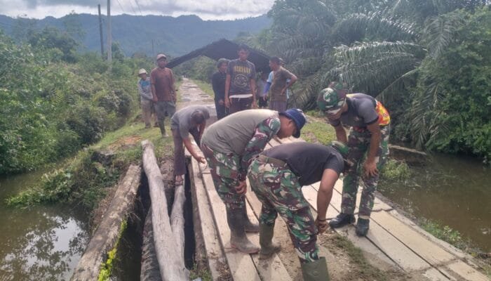 Prajurit TNI dan Warga Bangun Jembatan di Aceh Selatan