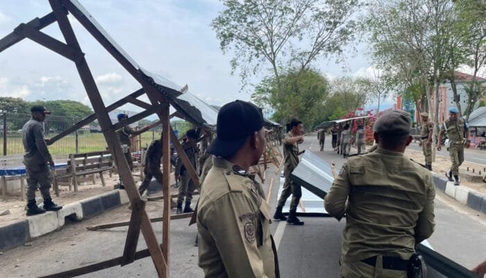 Mengganggu Fasilitas Umum, Satpol PP dan WH Aceh Besar Bongkar Bangunan Liar di Blang Bintang