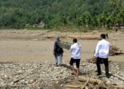 Jembatan Putus Diterjang Banjir, Warga Gayo Lues Pikul Makanan Bergizi Gratis Gunakan Tandu Bambu