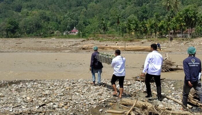 Jembatan Putus Diterjang Banjir, Warga Gayo Lues Pikul Makanan Bergizi Gratis Gunakan Tandu Bambu