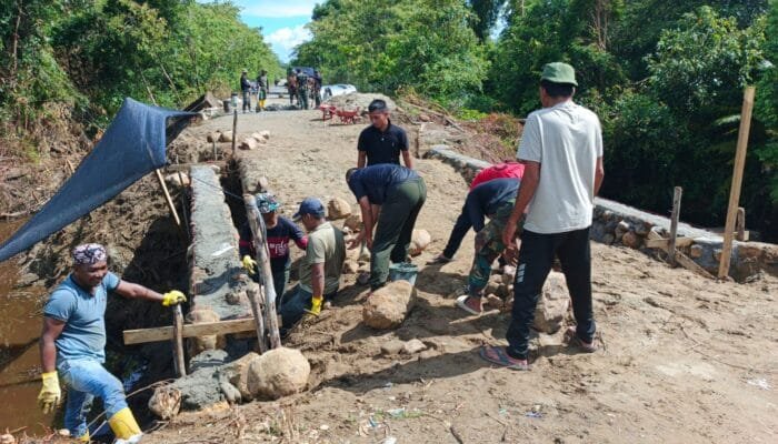 Kolaborasi TNI dan Masyarakat Kebut Pembangunan Jembatan di Aceh Selatan