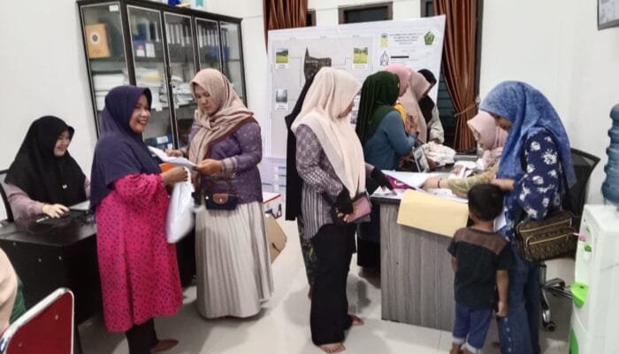Warga Leu Ue Antusias Urus Berkas Pendaftaran Batuan Usaha Baitul Mal Aceh Besar
