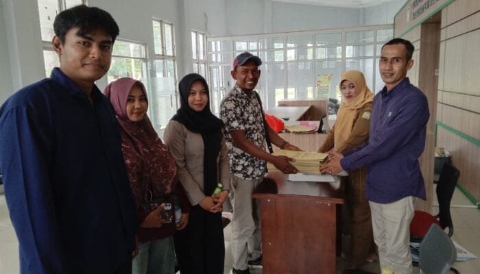 Ketua Baitul Mal Aceh Besar Terima Berkas Pendaftaran Bantuan Usaha Warga Gampong Leu Ue