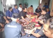 Keluarga Besar PDAM Tirta Mountala Aceh Besar Takziah ke Rumah Duka Karyawan