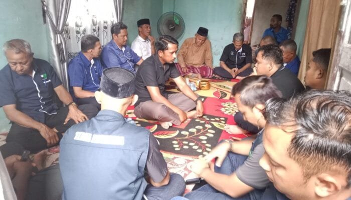 Keluarga Besar PDAM Tirta Mountala Aceh Besar Takziah ke Rumah Duka Karyawan