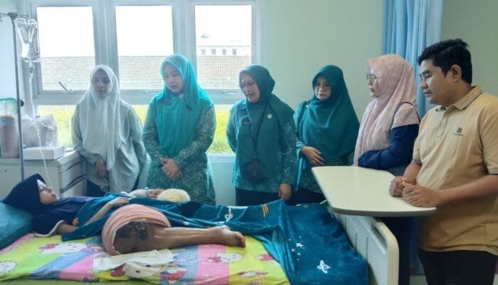 Menahan Haru di Sisi Raisa, Sentuhan Kepedulian Ketua TP PKK Aceh Besar Menguatkan Pejuang Kecil