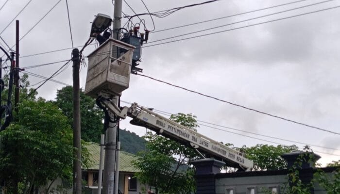Dibantu Dishub Aceh Besar, Pemerintah Gampong Leu Ue Tuntaskan Perbaikan Lampu Penerangan Jalan