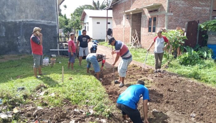 Antisipasi Genangan Air di Komplek Perumahan Kesehatan, Warga Leu Ue Gelar Gotong Royong
