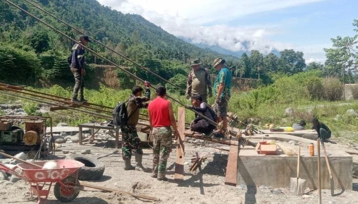 Kodim Agara Percepat Pemasangan Pagar Kawat Jembatan Gantung Perintis di Buntul Kendawi